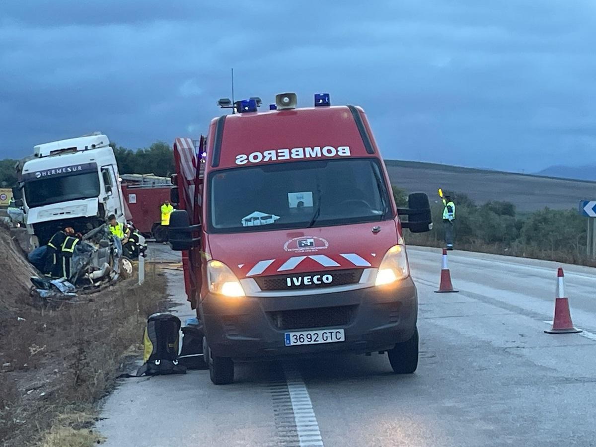 Bomberos de Lucena y Guardia Civil en el lugar del accidente registrado esta mañana de miércoles  en el término municipal de Moriles.