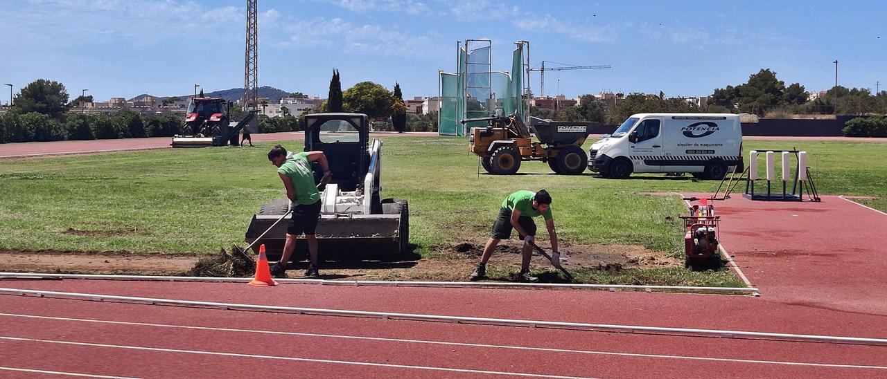 Operarios y excavadoras trabajando ayer en la extracción del antiguo césped natural del campo de fútbol situado en las pistas de atletismo de Can Misses. | R.J.P.