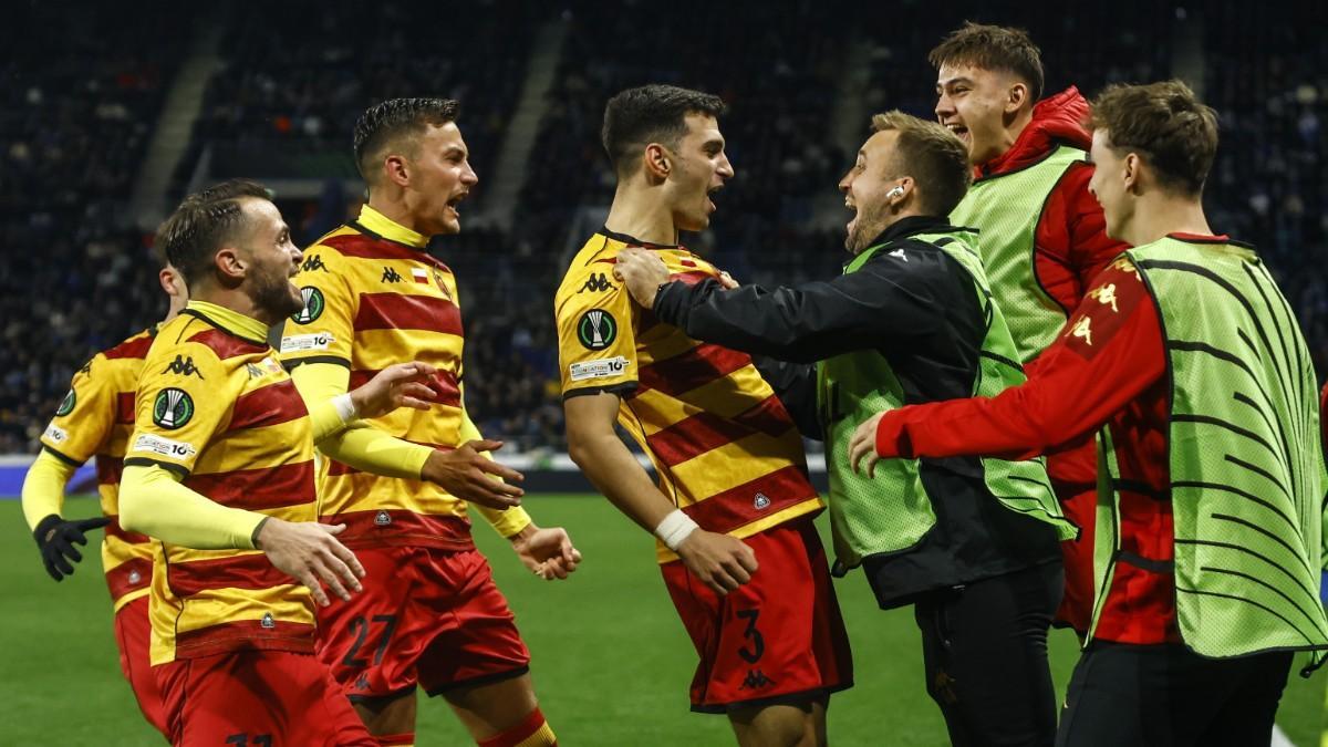 STRASBOURG (France), 23/10/2025.- Players of Jagiellonia celebrate scoring the 0-1 goal during the UEFA Europa Conference League league phase soccer match between RC Strasbourg and Jagiellonia Bialystok, in Strasbourg, France, 23 October 2025. (Francia, Estrasburgo) EFE/EPA/MOHAMMED BADRA