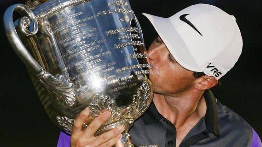 McIlroy vence a la lluvia y la noche y conquista el Campeonato de la PGA