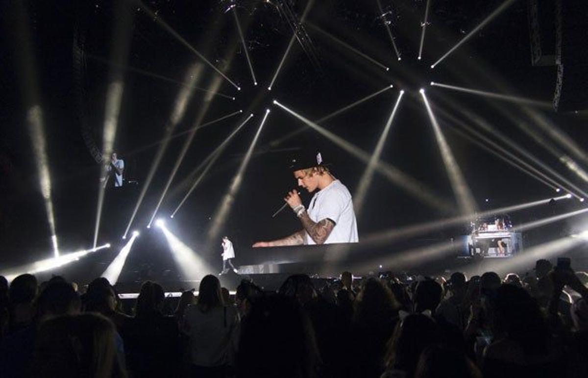 Justin Bieber canta 'Where are you now' en el concierto de Ariana Grande