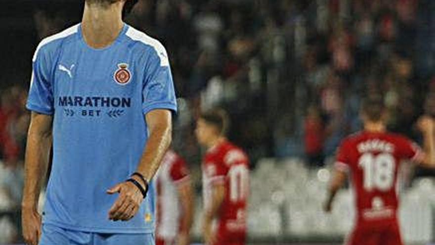 Marc Gual, desesperat, amb els jugadors de l&#039;Almeria celebrant un gol al fons.