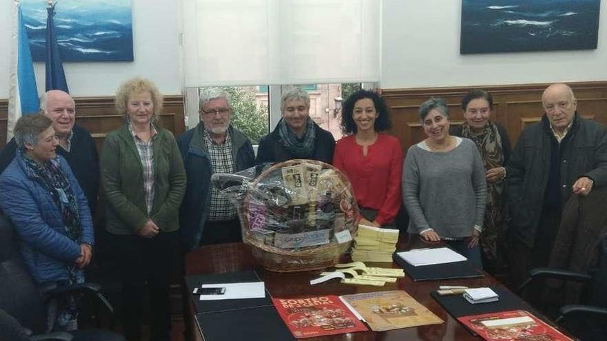 Los representantes de las ONG de Marín, con la concejala de Benestar Social, Marián Sanmartín. // FdV