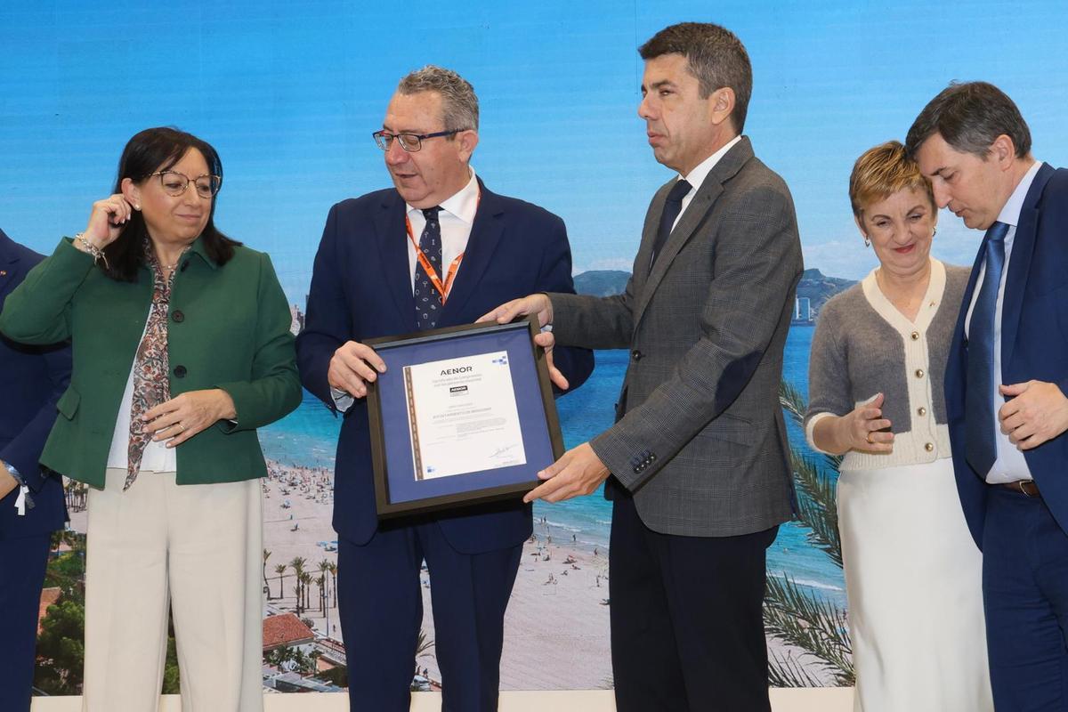 Entrega en Fitur del distintivo AENOR a Benidorm
