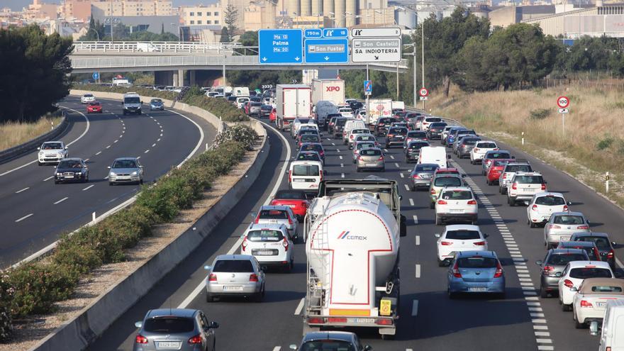 Atasco kilométrico en la Vía de Cintura por un camión averiado