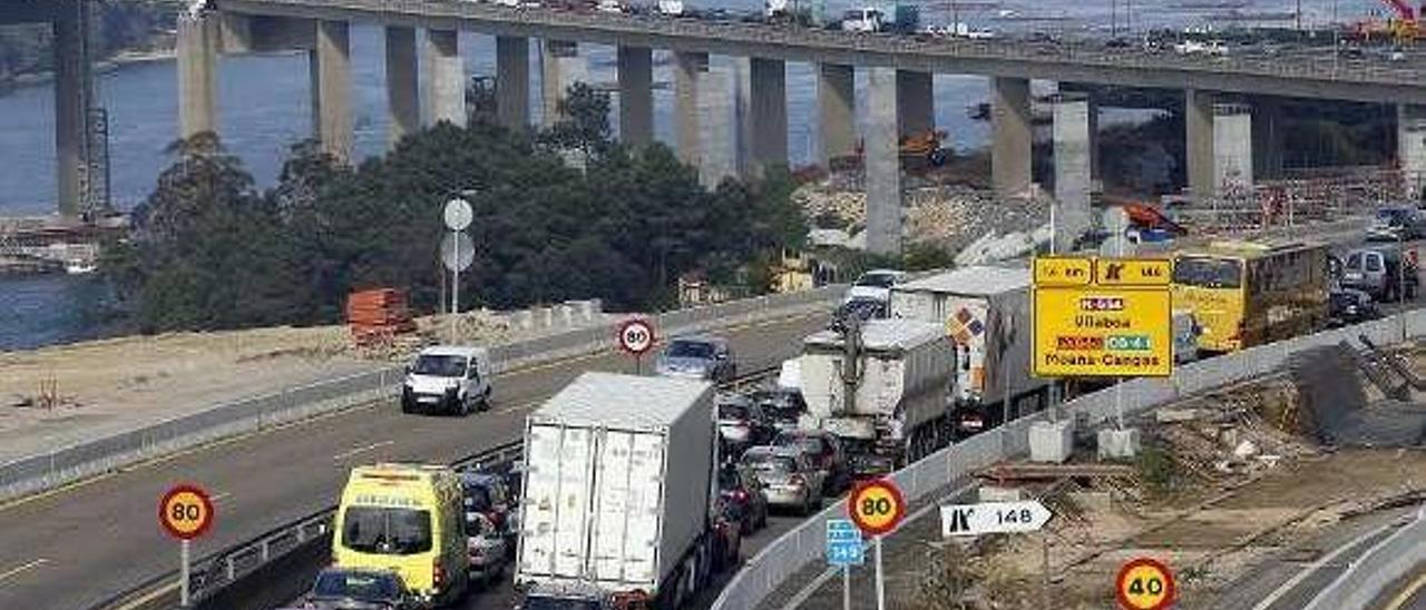 Retenciones por las obras en el puente de Rande, en 2016.  // R. Grobas