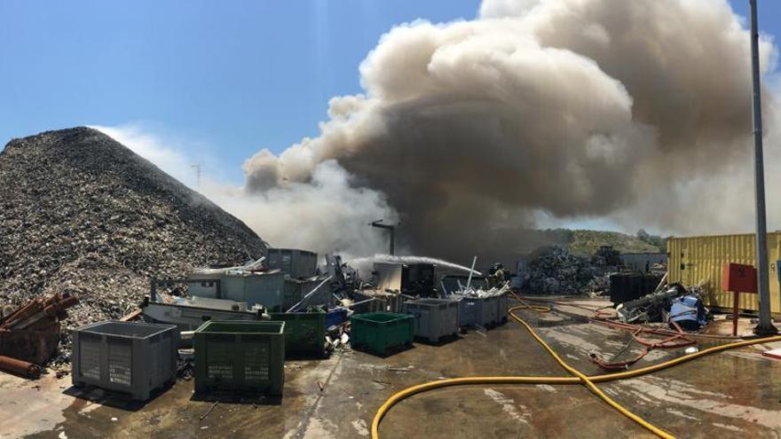 Un fuego en el vertedero de Cañada Hermosa origina una gran columna de humo