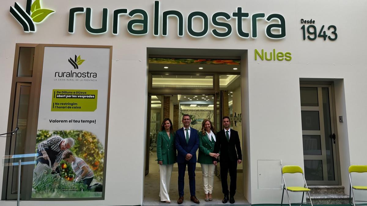 Representants de Ruralnostra i autoritats, en la inauguració de la seu de Nules.