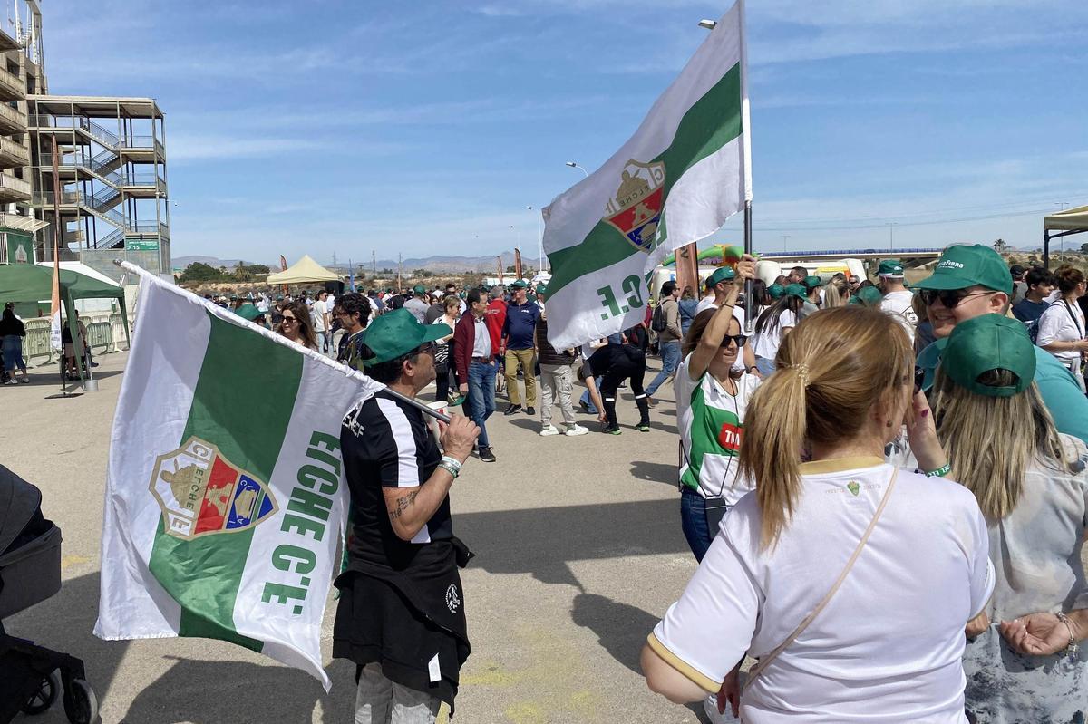 Seguidores franjiverdes, el pasado domingo, en la &quot;FanZone&quot;, que la Federación de Peñas organizó ante el partido ante el Albacete