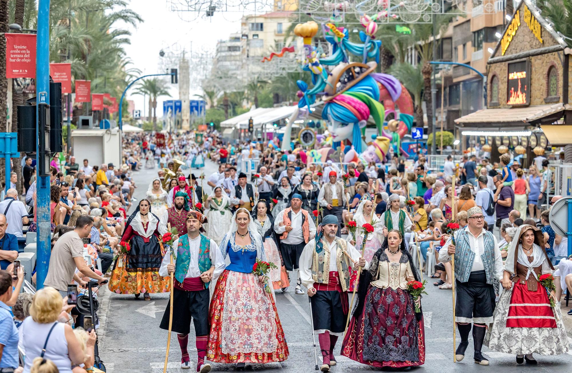 La Ofrenda de flores de las Hogueras 2022 en imágenes