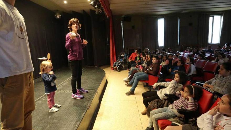 Los niños de Llaranes disfrutan con &quot;La búsqueda del tesoro&quot;