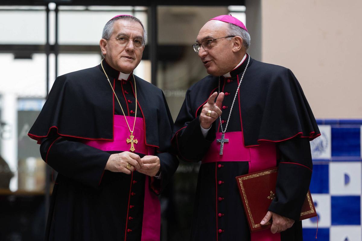 El Nuncio Apostólico en España Piero Pioppo junto al arzobispo Enrique Benavent.