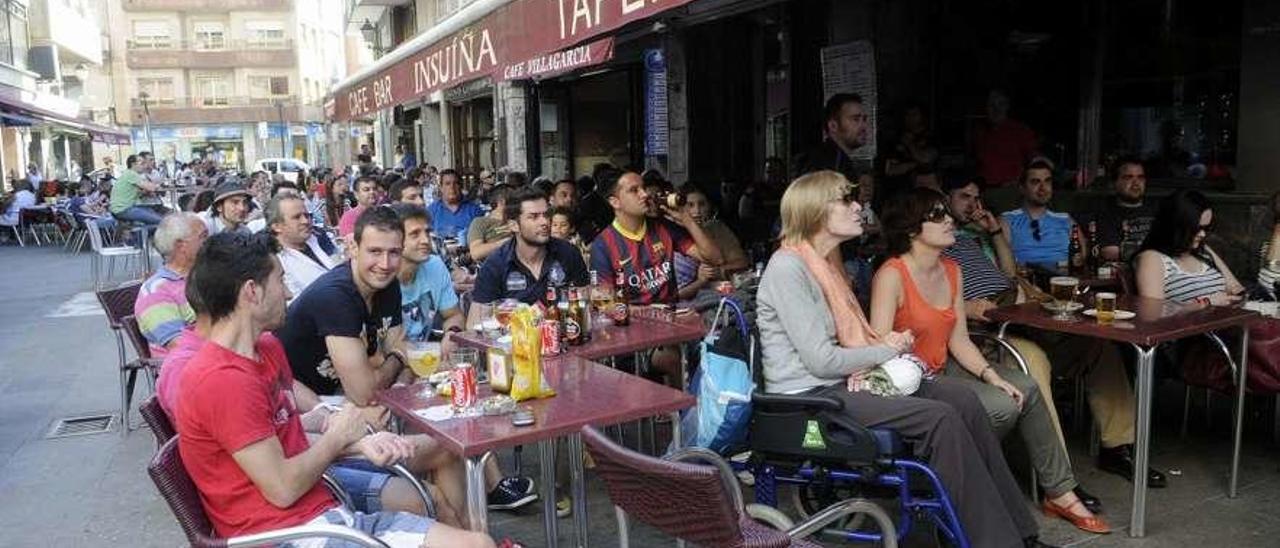 Público en un bar durante un clásico entre Barcelona y Real Madrid. // Noé Parga