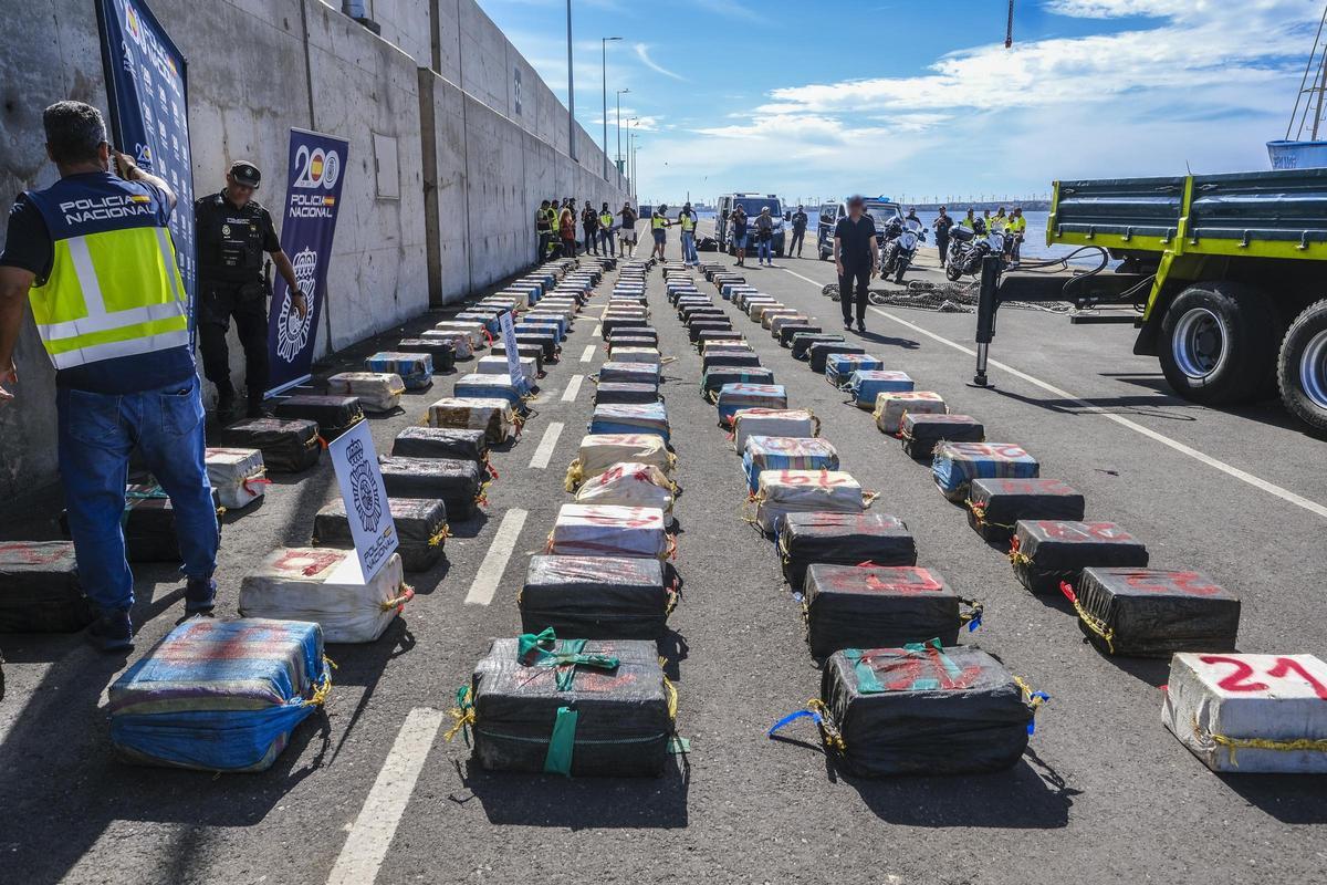 Imagen de archivo de la descarga de un alijo de cocaína en el muelle de Arinaga.