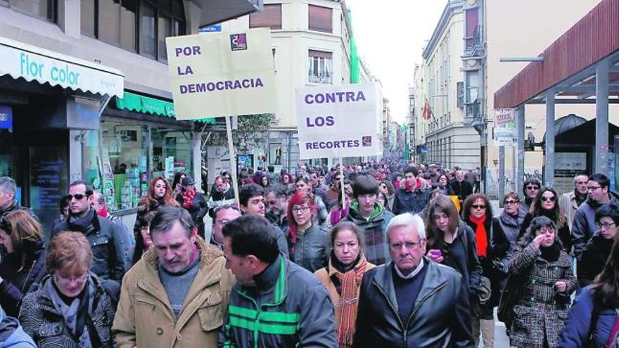 Los manifestantes avanzan por la calle de Santa Clara en la mañana de ayer.