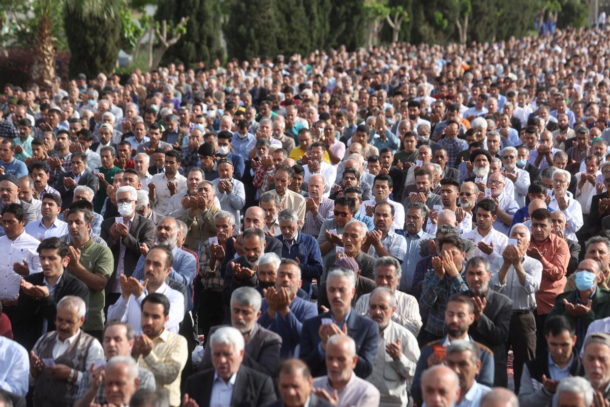 Los musulmanes celebran el fin del Ramadán. Fiesta del Eid al-Fitr en el santuario de Abdol-Azim, en Teherán (Irán).