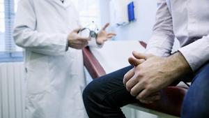 Médico hablando con un paciente sobre las medidas para prevenir el cáncer de próstata