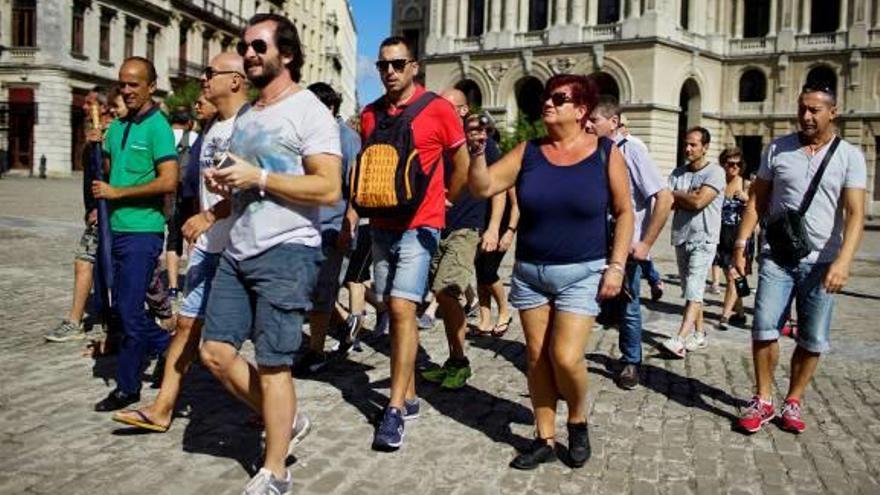 Un grup de turistes camina pel centre de l&#039;Havana.