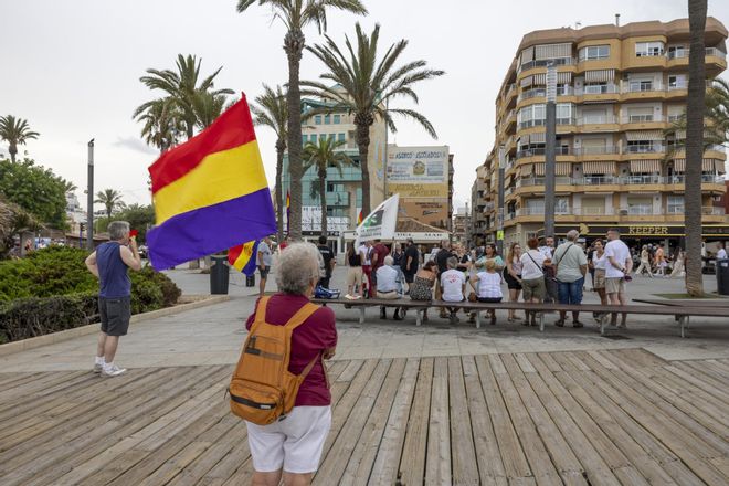 Concentración de homenaje a las 19 víctimas mortales del bombardeo del 25 de agosto de 1938 en Torrevieja