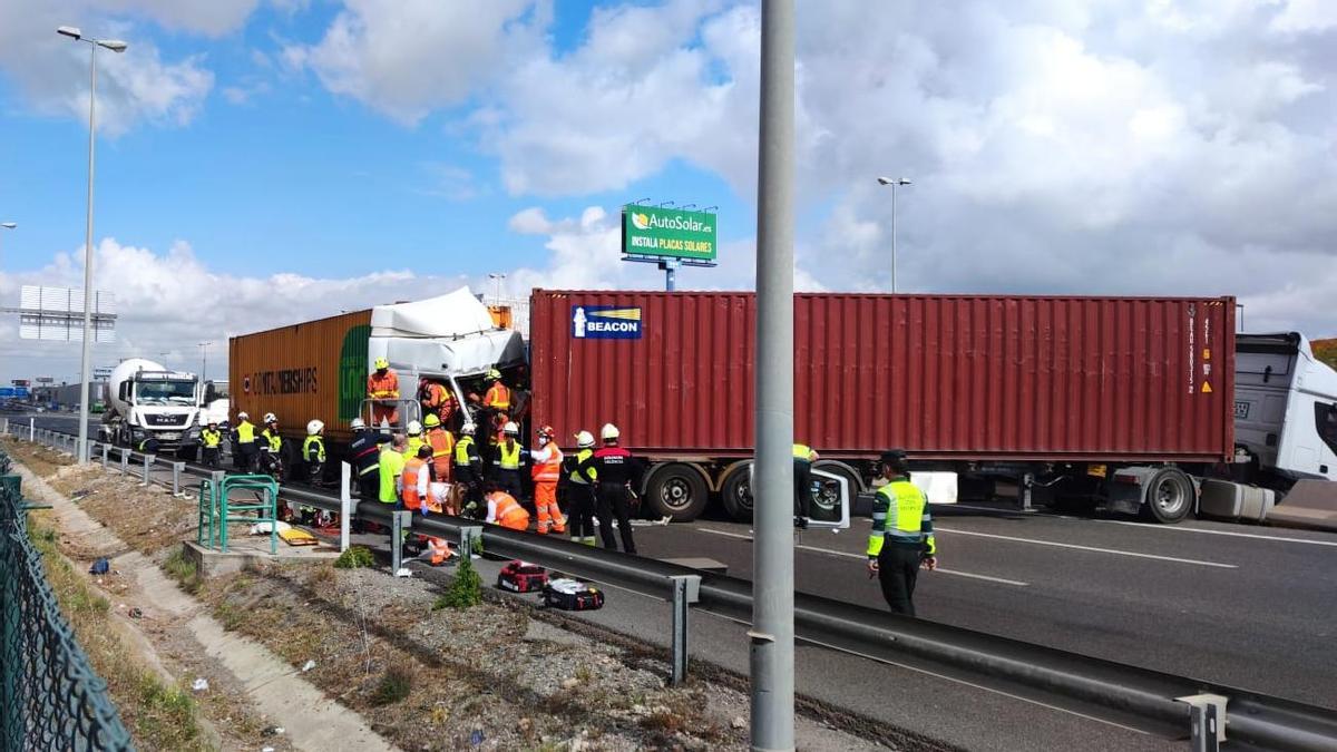 El accidente entre dos camiones corta la A-3 en sentido València