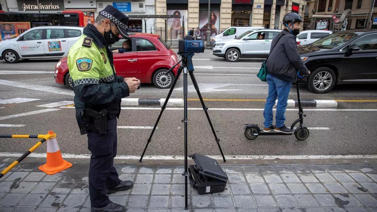 Multado con 200 euros por circular a la velocidad adecuada en ciudad pero no fijarse en la nueva R-118: la Guardia Civil extrema la vigilancia tras la publicación en el BOE