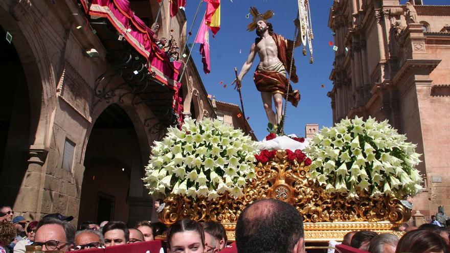 Domingo de Resurrección: …Con un pie en el sepulcro