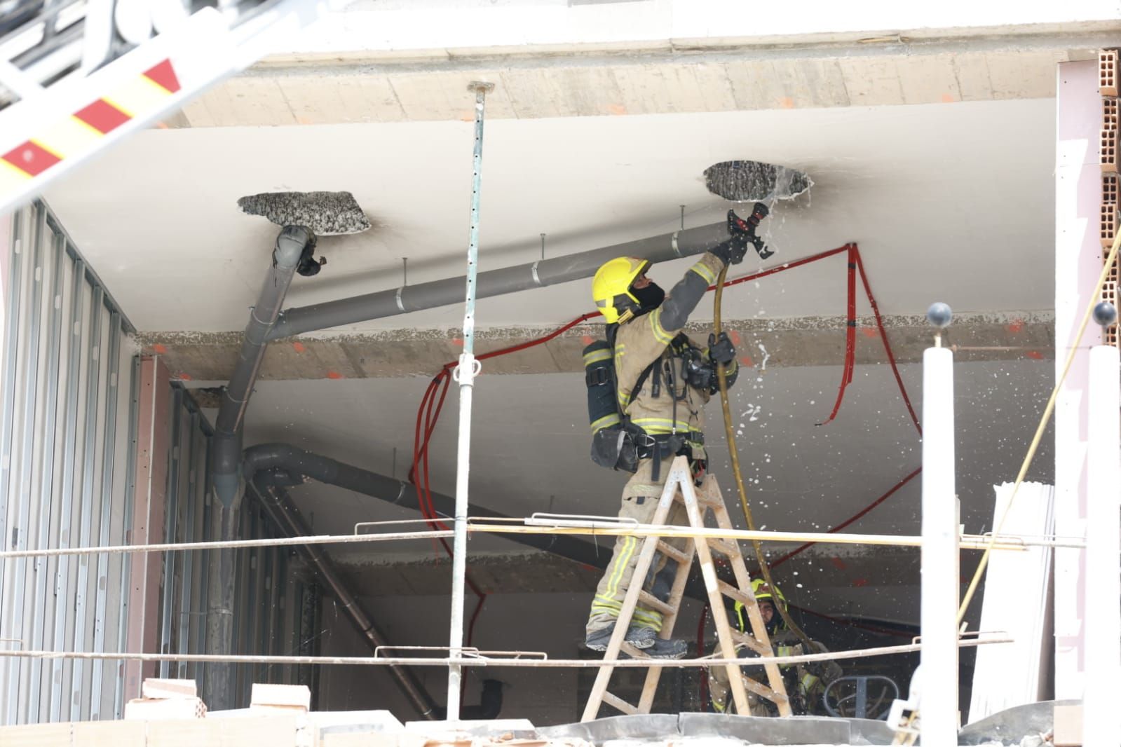 Incendio en un edificio en obras del Paseo Neptuno de València