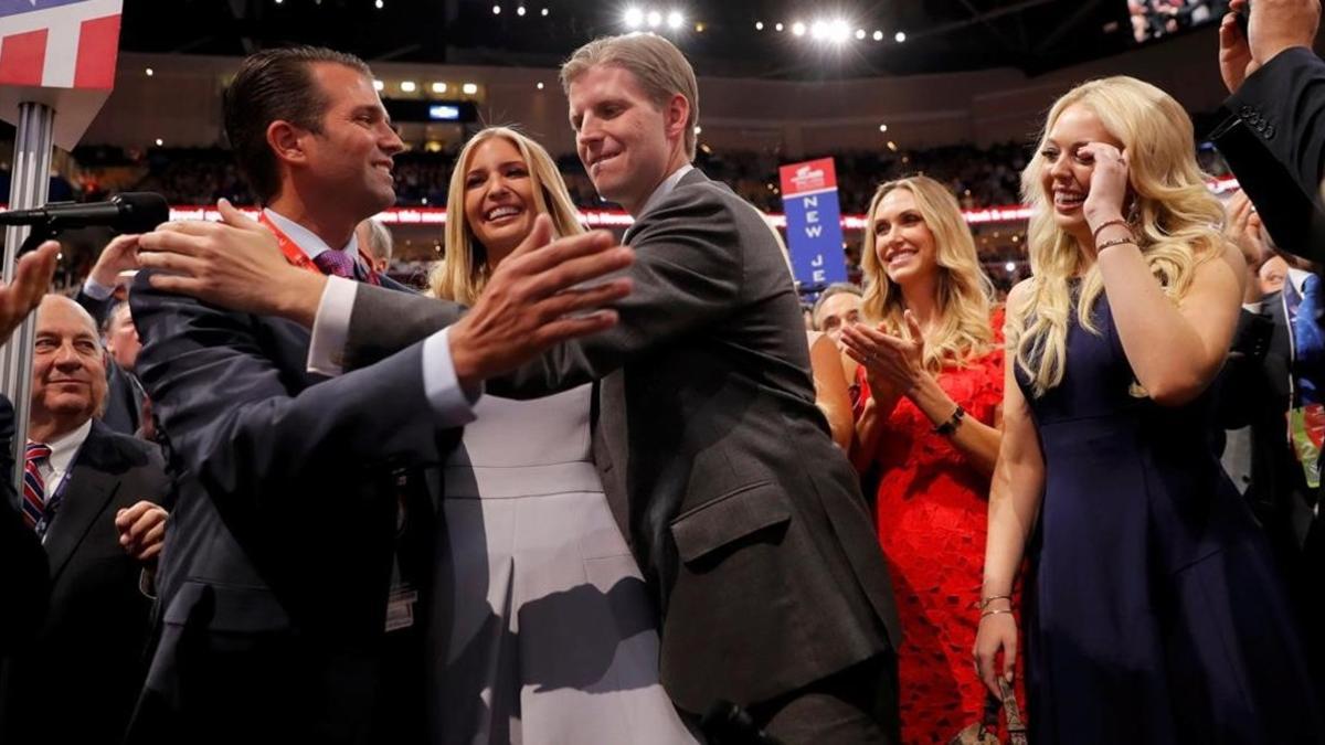 Los hijos de Trump (de izquierda a derecha: Donald Jr, Ivanka, Eric y su mujer, Lara Yunaska, y Tiffany) celebran el anuncio de los votos de la delegación de Nueva York, en Cleveland.
