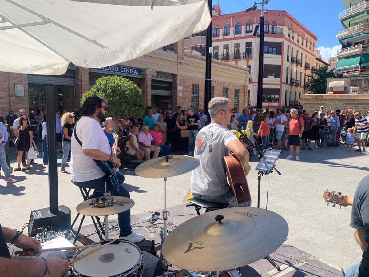 Este año, una banda alicantina de música actuó en el Mercado Central.