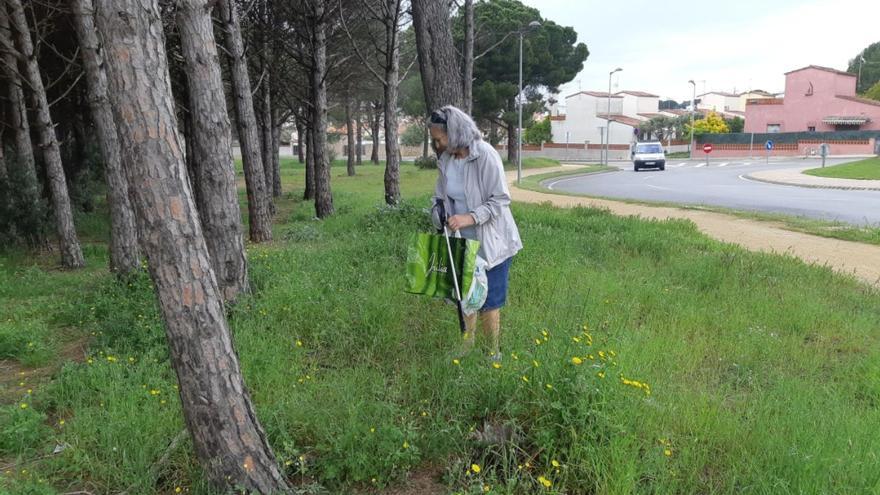 Voluntaris de la Brigada del Salabret recullen brossa prop de Riells