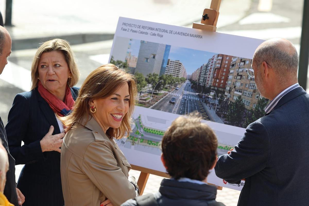 Las concejalas de Servicios Públicos e Infraestructuras, Natalia Chueca y Patricia Cavero, conocen el proyecto de la avenida Navarra de Zaragoza.