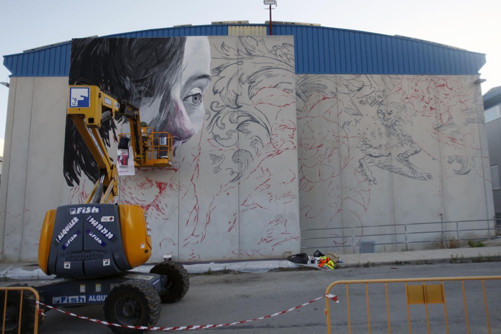 Lula Goce pinta un mural en la fachada de Bellas Artes de la UMU