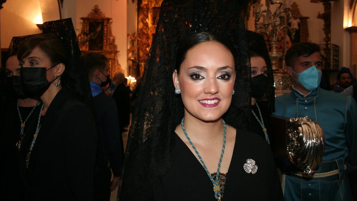 Irene Jódar Pérez, con la clásica mantilla española, en la iglesia de San Francisco instantes antes de escoltar a la Dolorosa durante la procesión de Viernes de Dolores, la pasada Semana Santa.