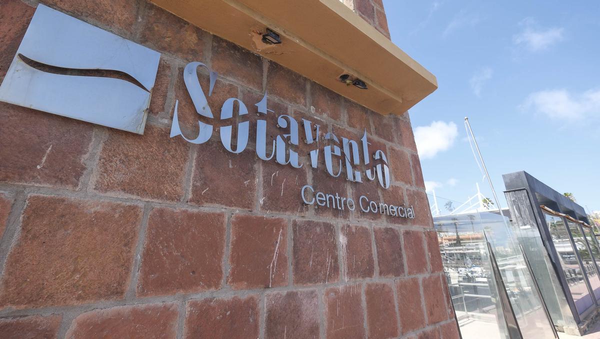 Imagen del exterior del centro comercial del Muelle Deportivo.
