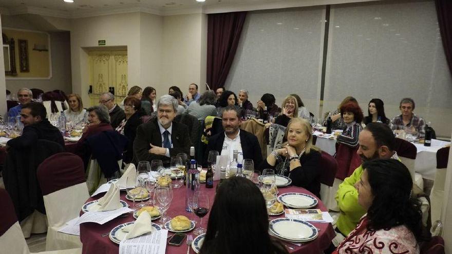 Asistentes a la cena en el restaurante Sayagués