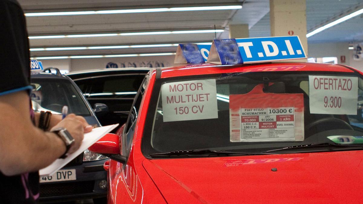 Coche usado en venta en un concesionario.