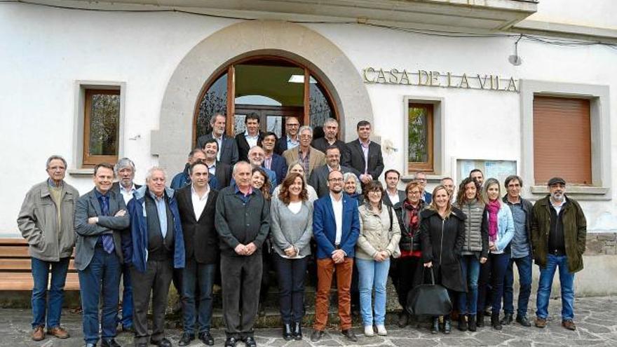 Alcaldes participants a la constitució del Consell amb Mercè Conesa (al centre) dirigent provincial, ahir