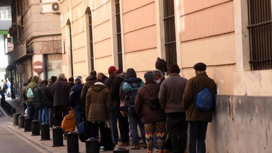 La cola de Jesús Abandonado durante uno de los primeros días del confinamiento.