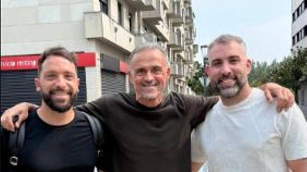 El cuerpo técnico de Larcamón, en Gijón, con Luis Enrique
