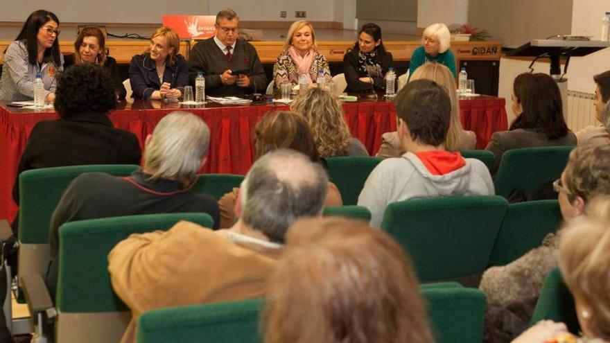 Por la izquierda, Carmen Fernández (Foro); Rosa Espiño (Podemos); Nuria Devesa (PSOE); Carlos Cuesta; Mercedes Fernández (PP); Diana Sánchez (Ciudadanos) y Concha Masa (IU), ayer, en el Cidan de Pola de Laviana.