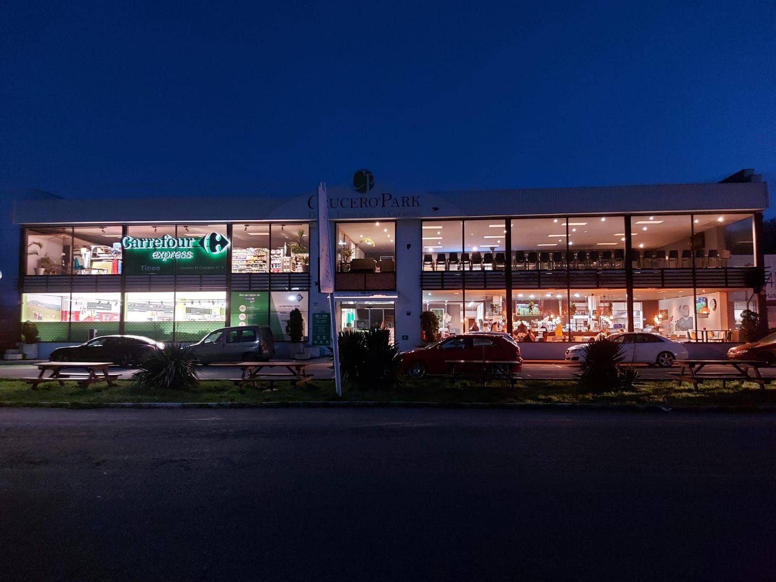 Así es el pequeño centro comercial de Tineo.