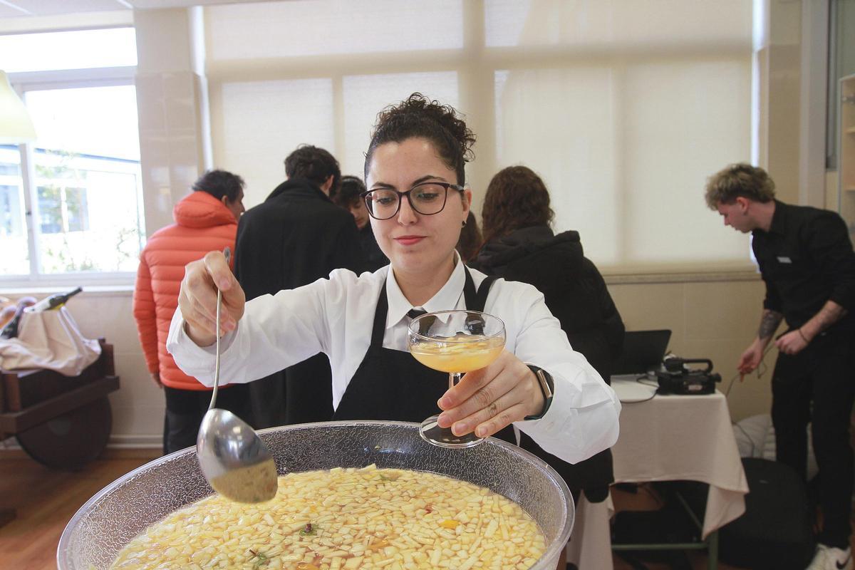 Alumnado de hostelería preparó y sirvió el cóctel.