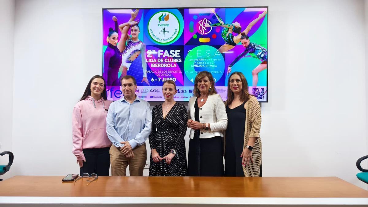 Por la izquierda, Tamara Fernández, Ángel Villa, Camino Mateos, Conchita Méndez y Olga López, en la presentación de los campeonatos.