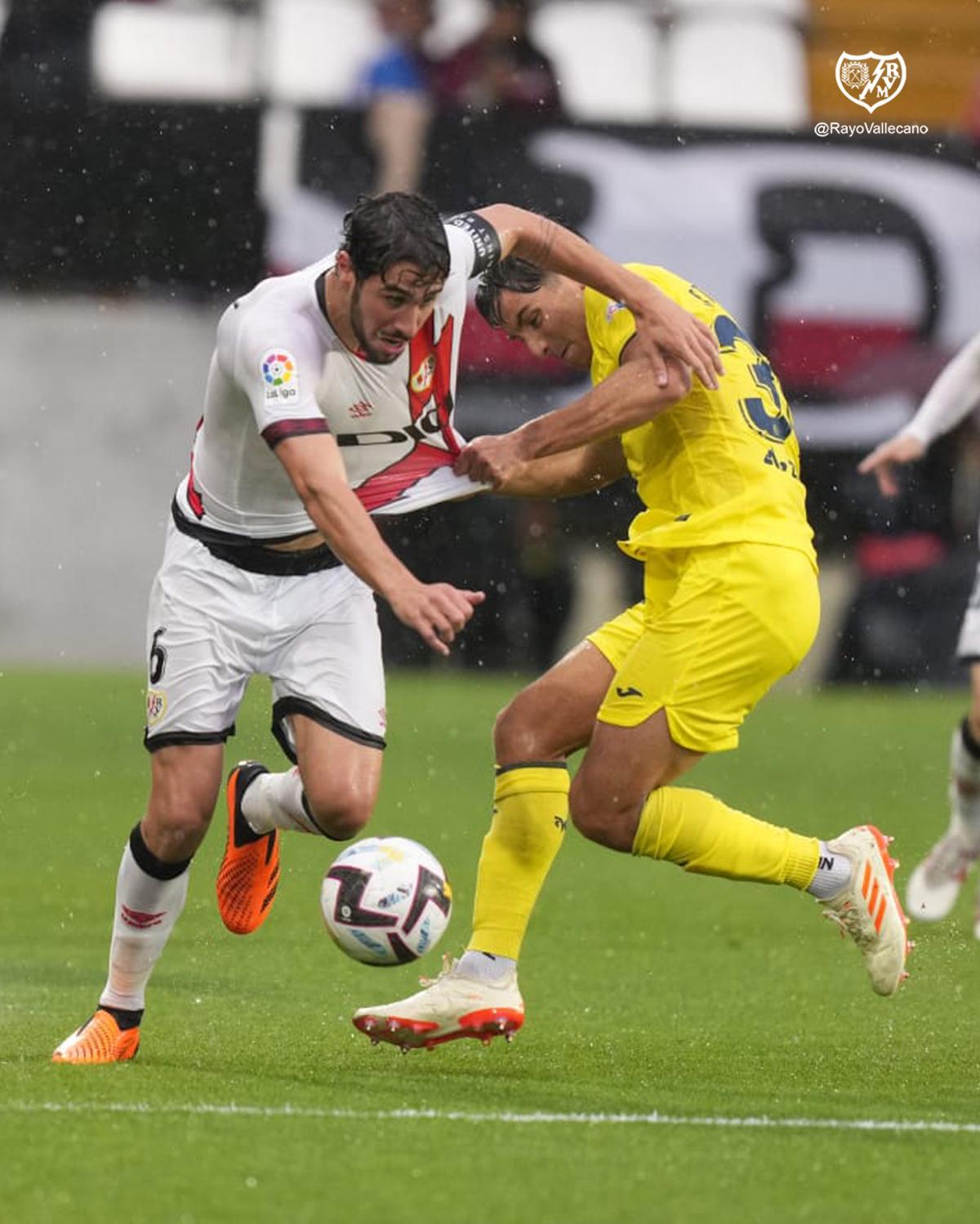 Santi Comesaña, del Rayo Vallecano, y Pau Torres, del Villarreal, en el partido de Vallecas.