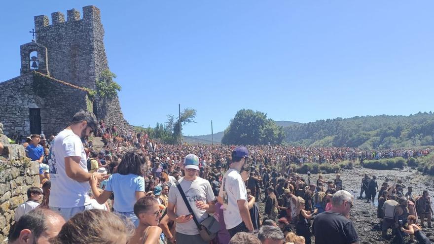 Ambiente en Catoira durante el Desembarco Vikingo, donde los invasores tomaron la ría