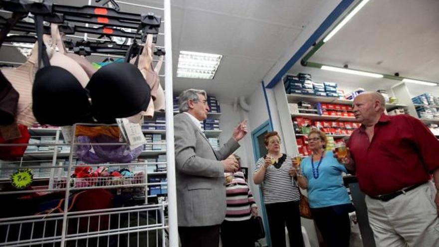 Juan Ángel Ferrer, el número dos de la candidatura del PSOE, conversa con los asistentes al encuentro en la corsetería Nuevo Estilo de Tomás Ortuño.