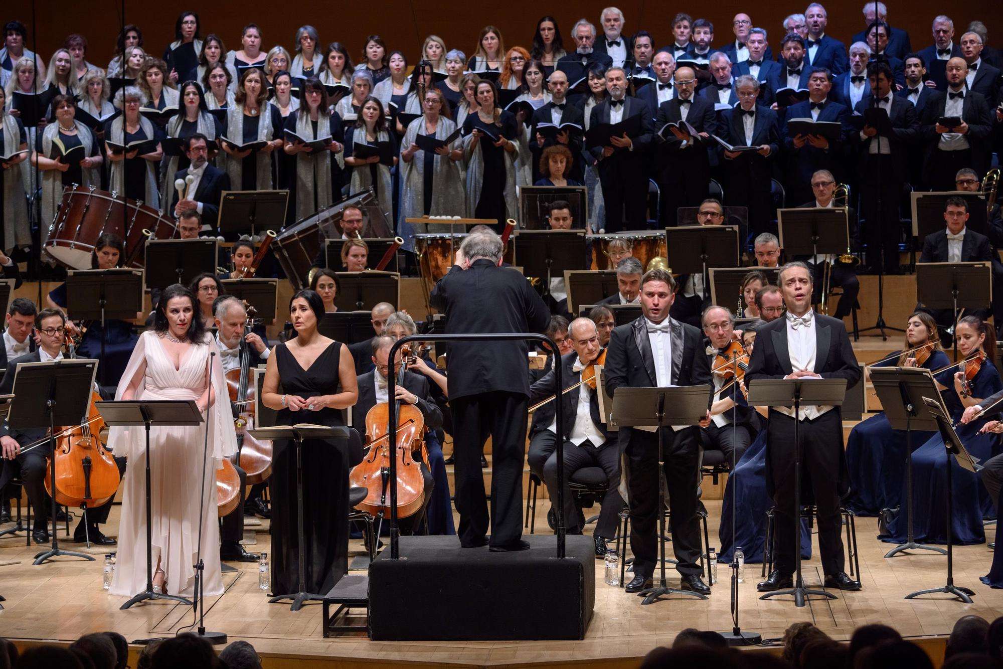 La Sinfónica de Milán y su coro de más de 90 voces, en el Auditori.