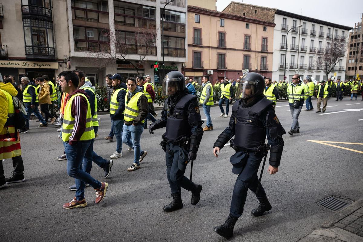 En imágenes | Los protestas agrícolas vuelven a las puertas de La Aljafería