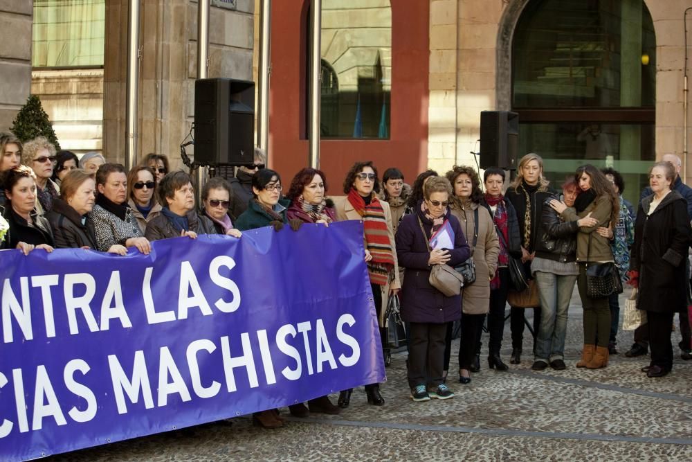 Concentración de condena contra la violencia de género tras el asesinato de Silvia Hernández Alvarez