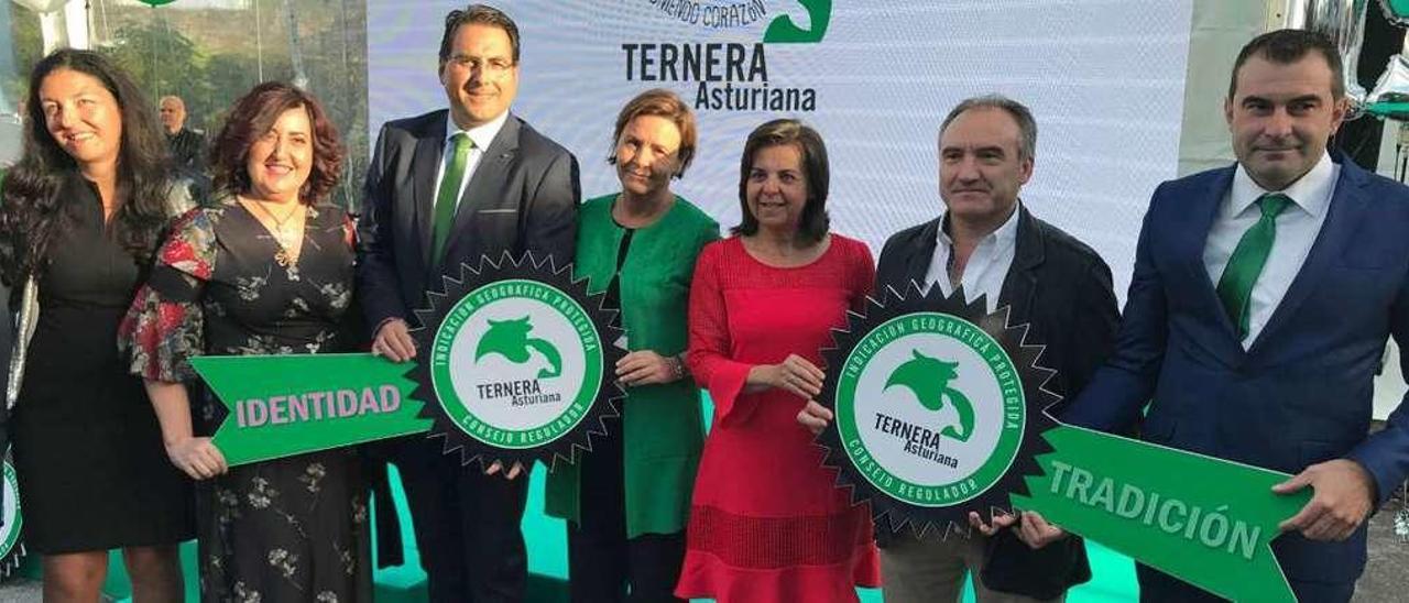 Por la izquierda, Elena Cebada (gerente de la IGP Ternera Asturiana), Begoña Santos (consejera de la IGP), Sergio Blasco (presidente de Ternera Asturiana), Carmen Moriyón (alcaldesa de Gijón), María Jesús Álvarez (consejera de Desarrollo Rural y Recursos Naturales del Principado), Francisco Vázquez (vocal de la IGP) y Rubén Fernández (vicepresidente de la IGP), en la celebración de su 15.º aniversario el viernes en Gijón.